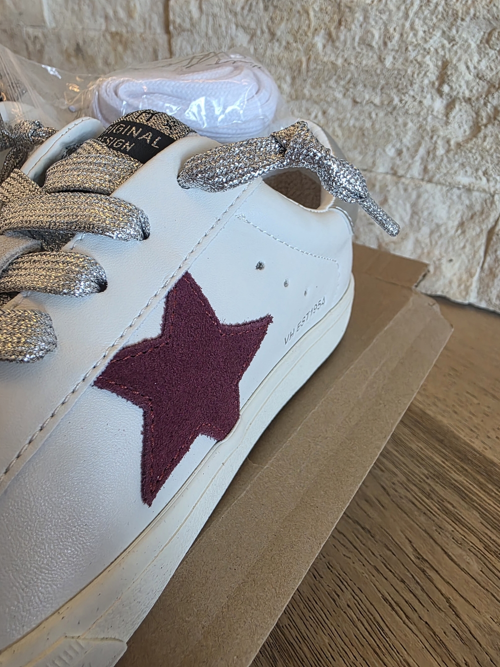 NWT VINTAGE HAVANA Off White Sneakers with Burgundy Star - size 7.5 Womens - Picture 8 of 8